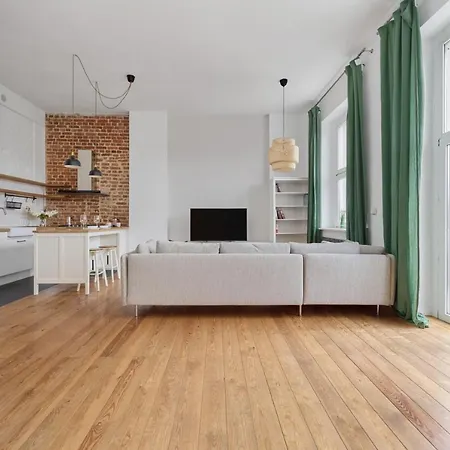 Spacious Tenement With 1 Bedroom And Balcony By Renters * Wrocław